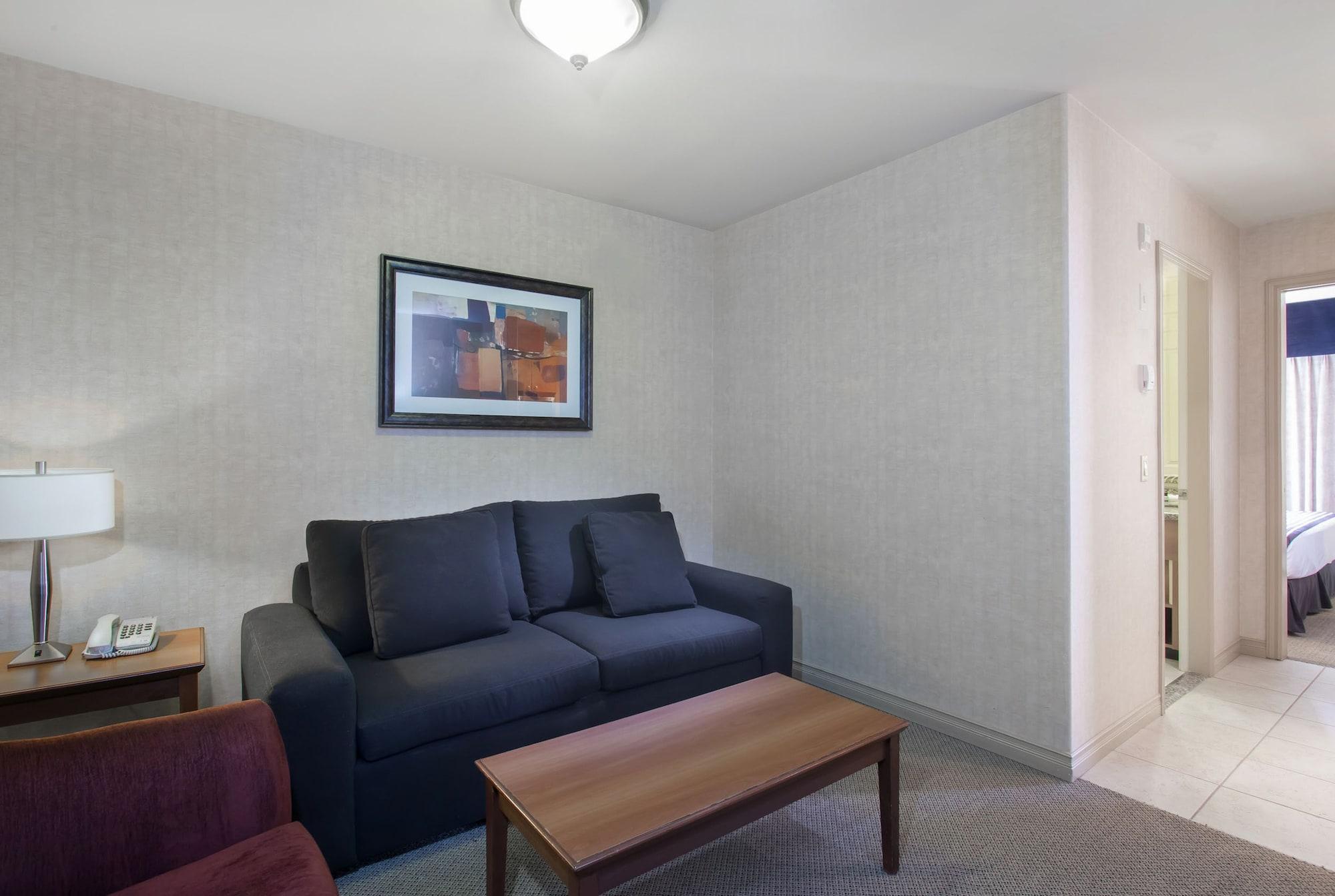 Hotel Sandman Airport 3*