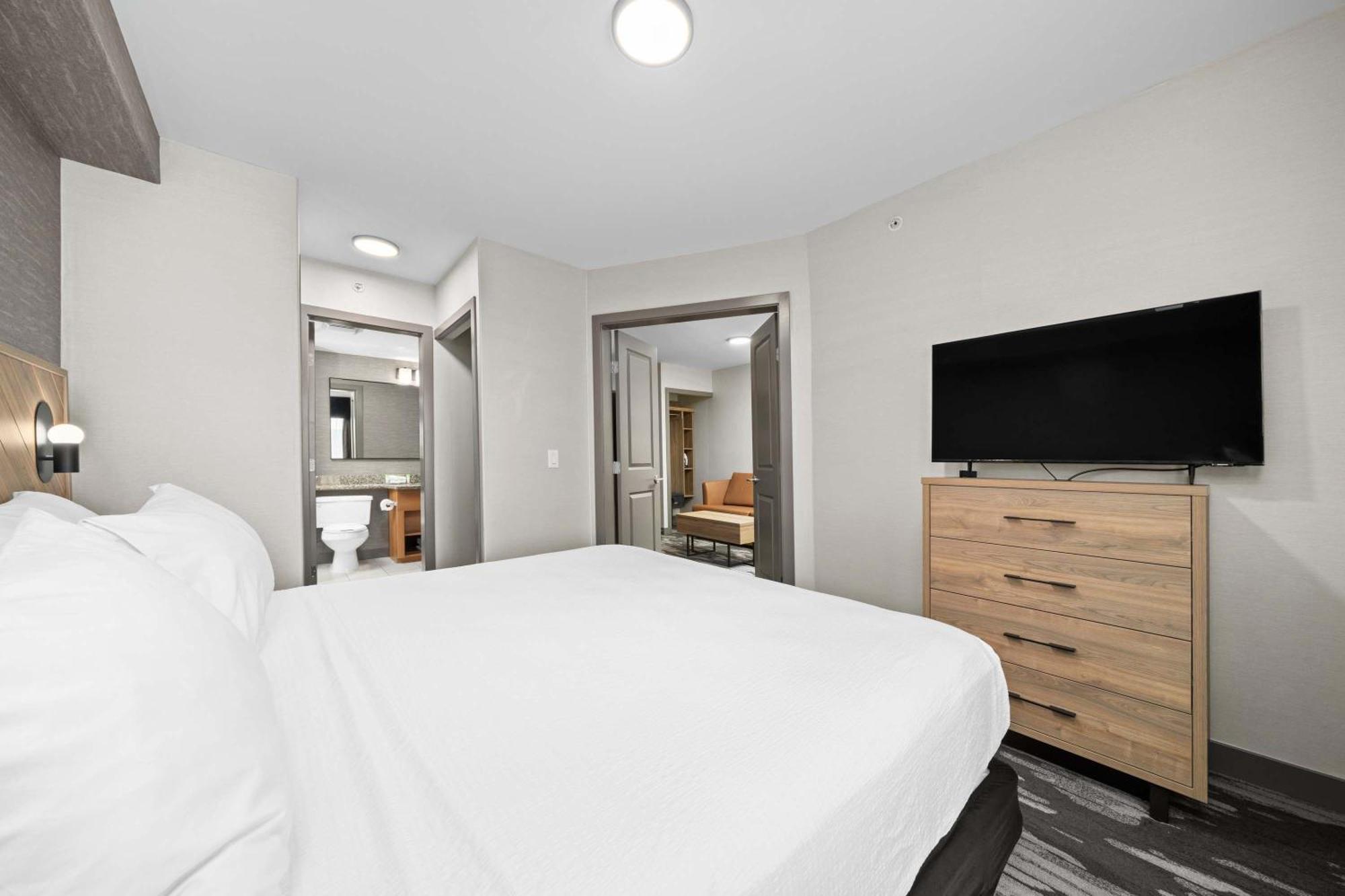 Hotel Sandman Airport 3*